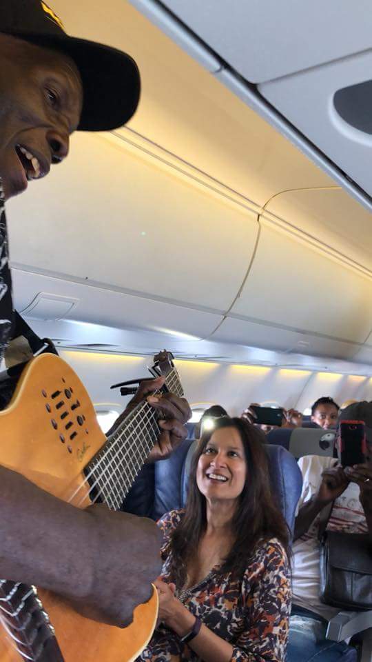 Images : Oliver Mutukudzi Makes History Performing on A  Fastjet Flight From Harare to Victoria Falls